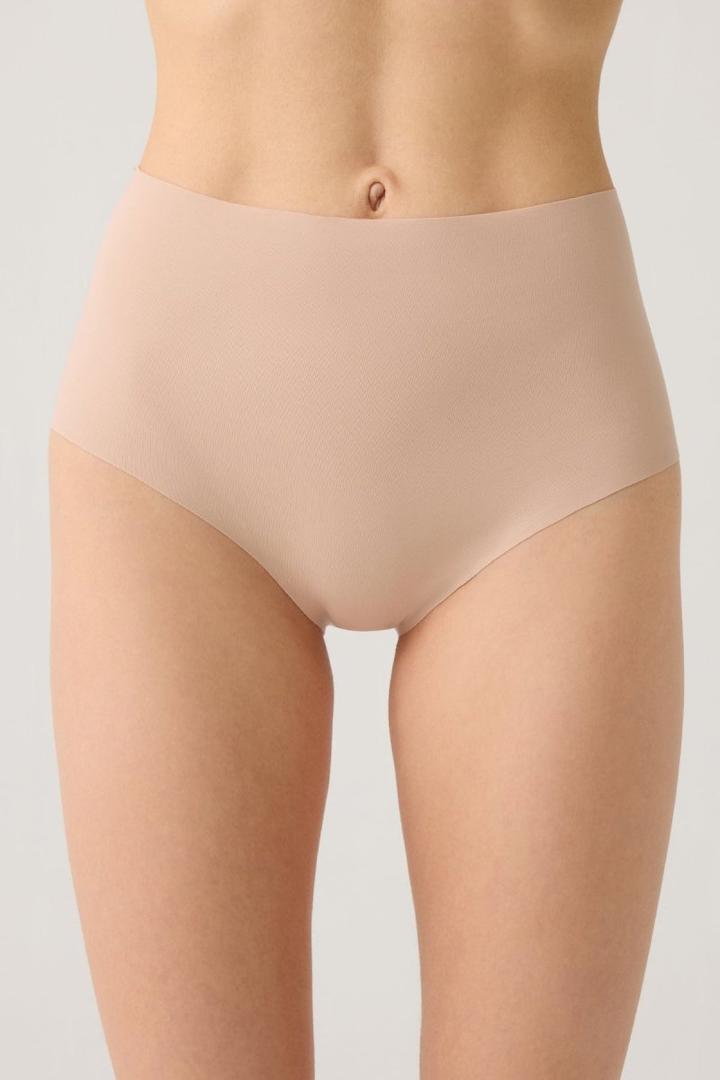 Yalangoch ayollar külotsiz va sutyensiz Yalangoch ayollar külotsiz va sutyensiz