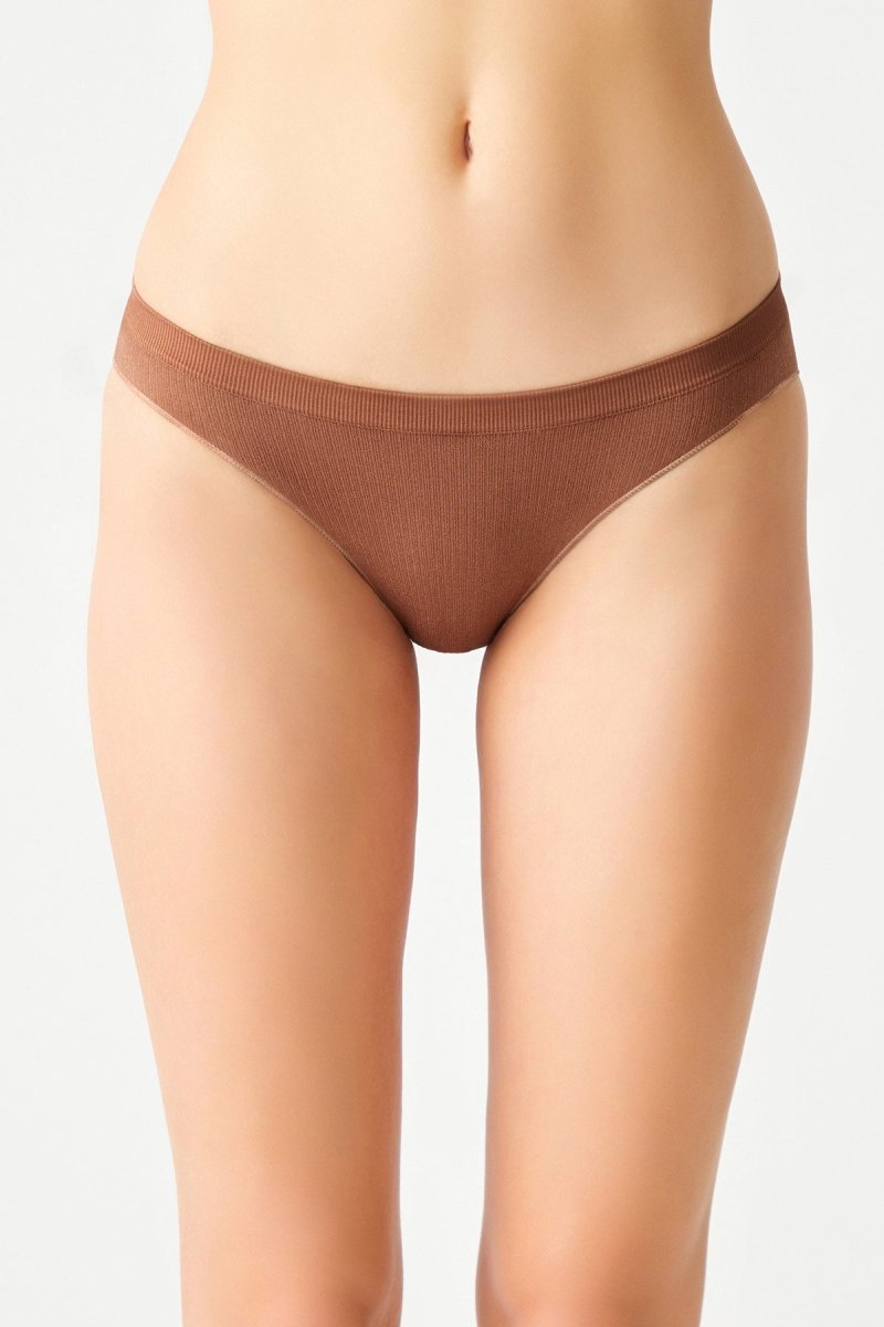 Yosh qizlarning ogziga xoroz onlayn Qiz sahnada erkakni yechintirmoqda